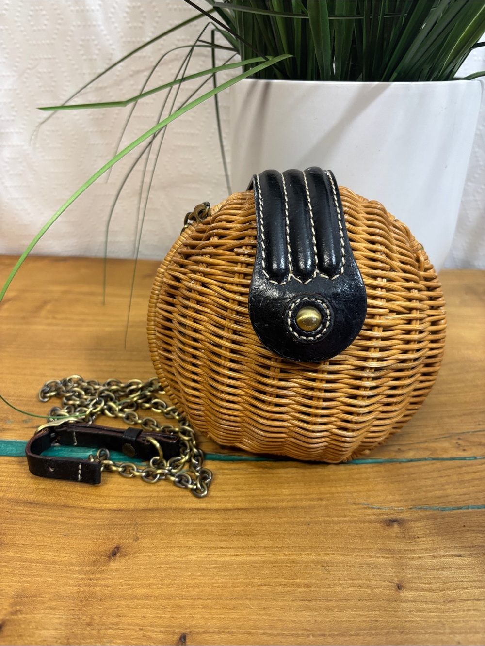 Savoy wicker bag with black leather accents